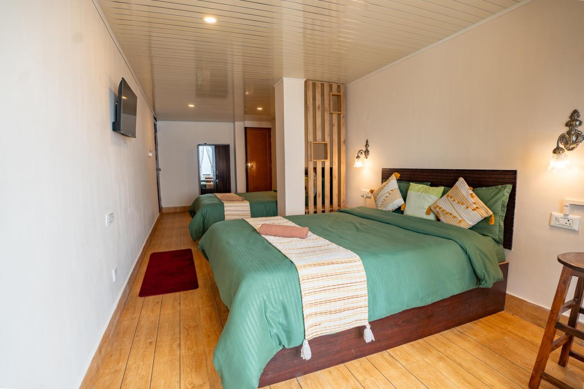 Monratino Himadrie -2 Mins Walk From Mall Road - All Rooms Have Kanchenjunga Mountain View Darjeeling  Buitenkant foto