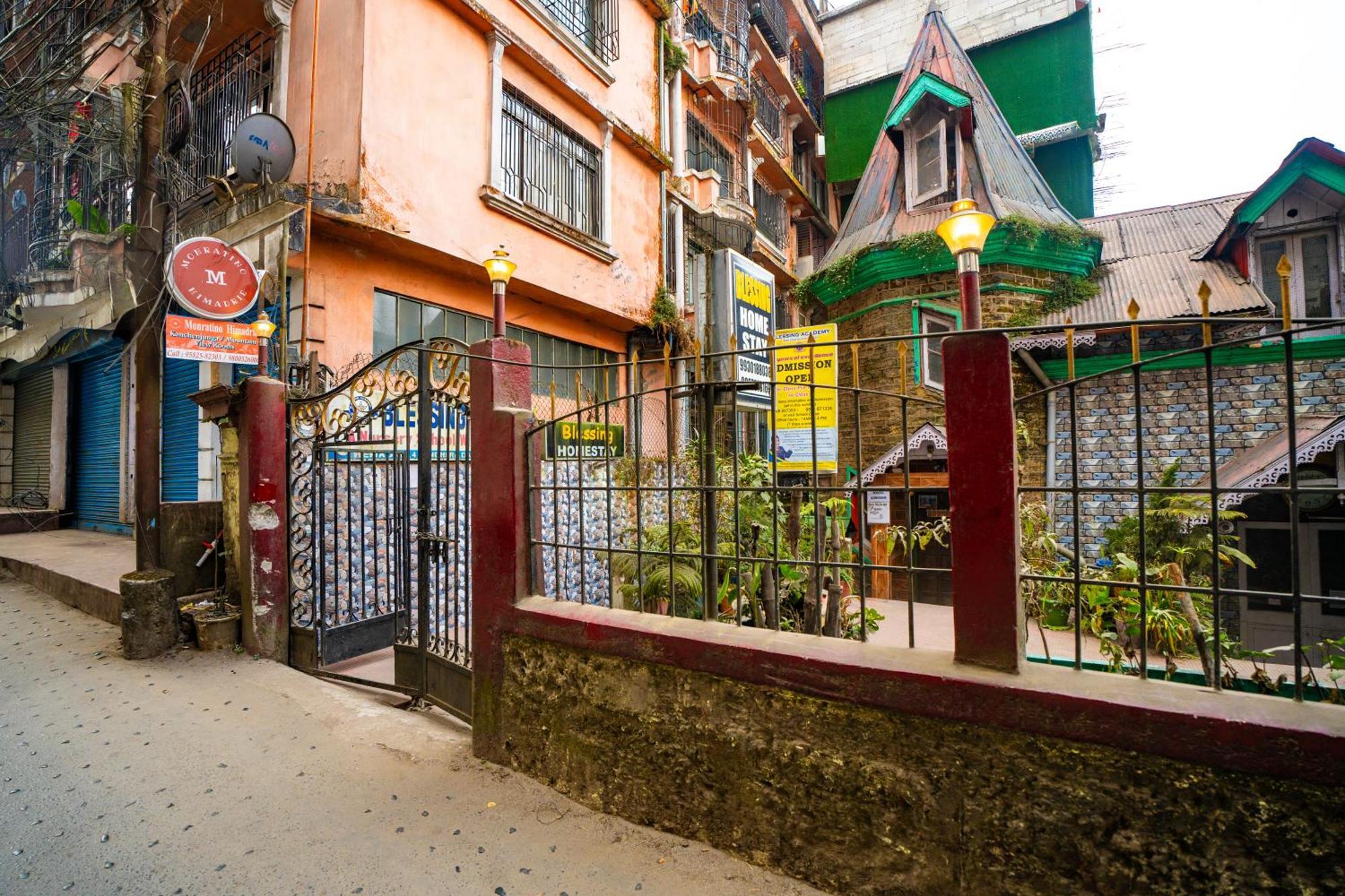 Monratino Himadrie -2 Mins Walk From Mall Road - All Rooms Have Kanchenjunga Mountain View Darjeeling  Buitenkant foto