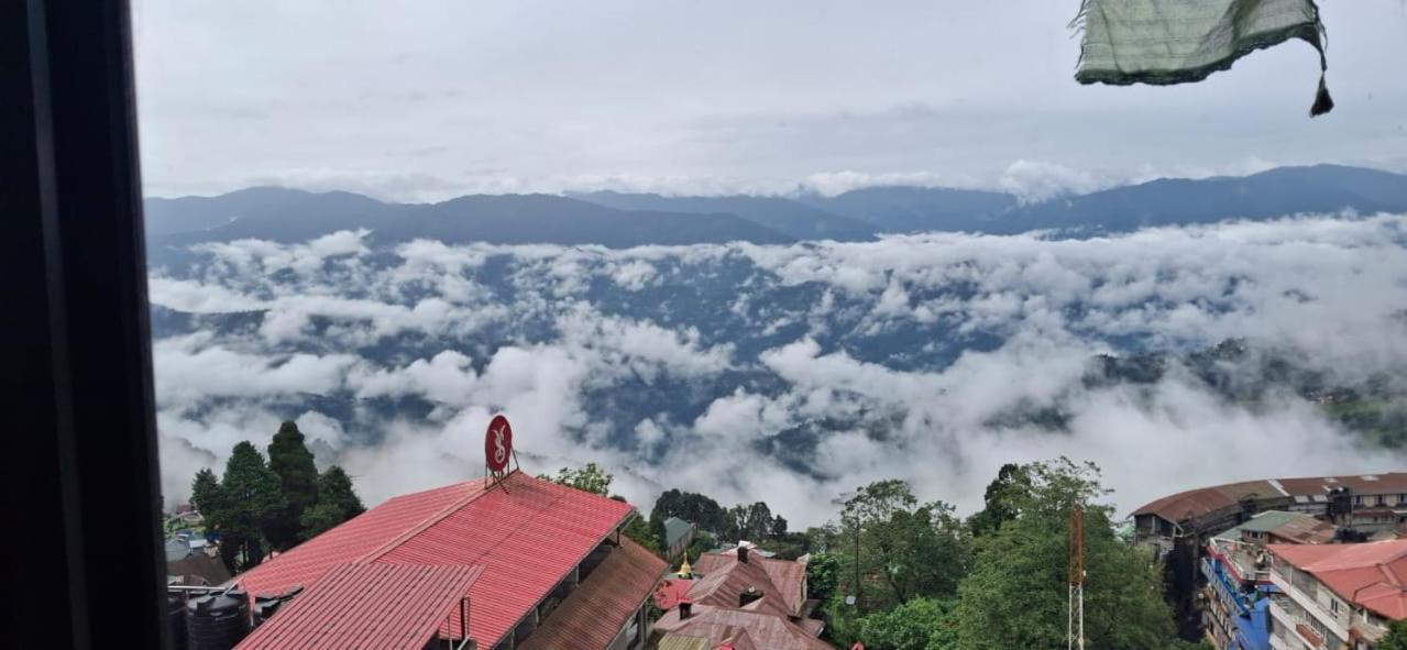 Monratino Himadrie -2 Mins Walk From Mall Road - All Rooms Have Kanchenjunga Mountain View Darjeeling  Buitenkant foto