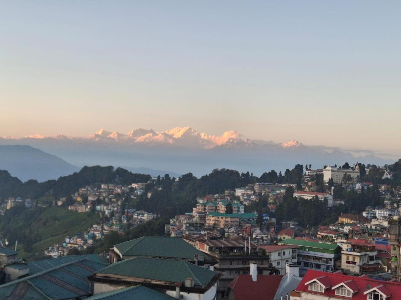 Monratino Himadrie -2 Mins Walk From Mall Road - All Rooms Have Kanchenjunga Mountain View Darjeeling  Buitenkant foto