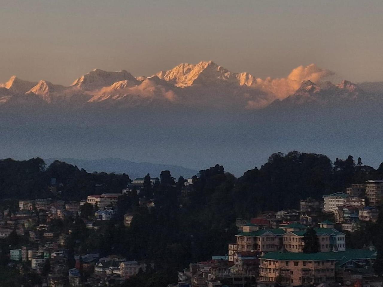 Monratino Himadrie -2 Mins Walk From Mall Road - All Rooms Have Kanchenjunga Mountain View Darjeeling  Buitenkant foto